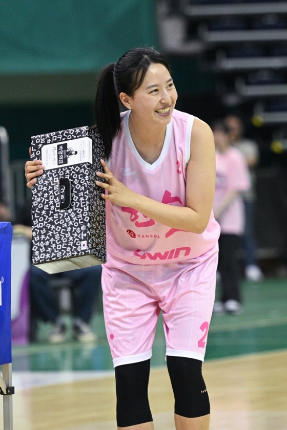 기뻐하는 박시은. /사진=WKBL 제공