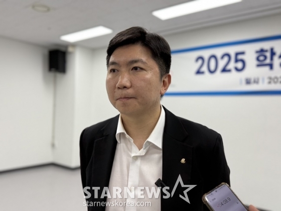 유승민 대한체육회장이 24일 김해종합운동장 리셉션실에서 열린 2025 학생선수 학부모 간담회 종료 후 취재진과 인터뷰를 하고 있다. /사진=양정웅 기자 
