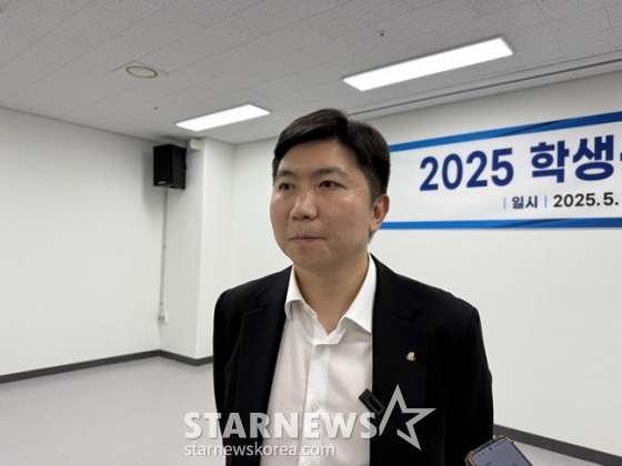 유승민 대한체육회장이 24일 김해종합운동장 리셉션실에서 열린 2025 학생선수 학부모 간담회 종료 후 취재진과 인터뷰를 하고 있다. /사진=양정웅 기자 