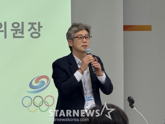 오정훈 대한체육회 학교체육위원장(서울 구룡중 교장)이 24일 김해종합운동장 리셉션실에서 열린 2025 학생선수 학부모 간담회에서 인사말을 하고 있다. /사진=양정웅 기자 
