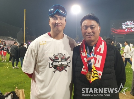 정해영(왼쪽)-정회열 부자가 2024 KBO 한국시리즈 우승 직후 기념사진을 찍고 있다. /사진=스타뉴스
