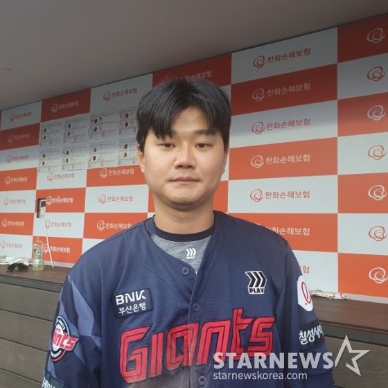 롯데 손호영이 24일 대전 한화전을 승리로 이끌고 취재진의 사진 요청에 응하고 있다. /사진=김동윤 기자 