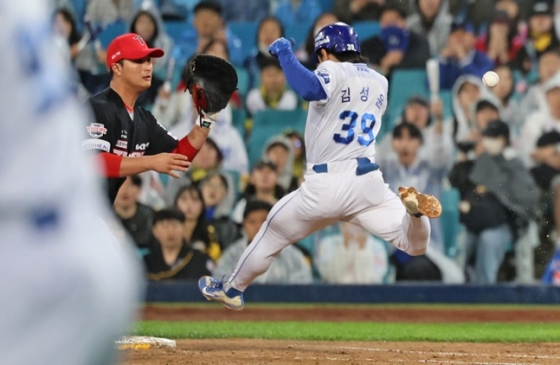 삼성 김성윤이 24일 대구 KIA전에서 7회 내야안타로 살아나가고 있다. /사진=삼성 라이온즈 제공 