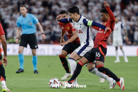 토트넘 주장 손흥민이 지난 22일 스페인 빌바오의 산 마메스 바리아에서 열린 2024~2025 UEFA 유로파리그 결승전 맨체스터 유나이티드전에서 상태 태클을 피해 드리블하고 있다. /AFPBBNews=뉴스1
