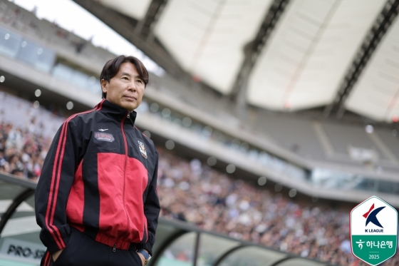 경기를 지켜보는 김기동 감독. /사진=햔국프로축구연맹 제공