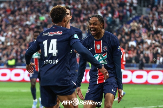 파리 생제르맹(PSG) 브래들리 바르콜라(오른쪽)가 25일 프랑스 스타드 드 프랑스에서 열린 스타드 드 랭스와의 2024~2025 쿠프 드 프랑스 결승전에서 골을 넣은 뒤 데지레 두에와 기뻐하고 있다. /AFPBBNews=뉴스1 