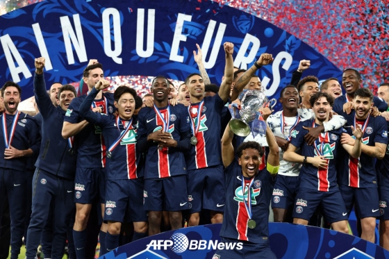 파리 생제르맹(PSG) 이강인(왼쪽 5번째)이 25일 2024~2025 프랑스 쿠프 드 프랑스 우승 이후 동료들과 함께 트로 세리머니를 즐기고 있다. /AFPBBNews=뉴스1