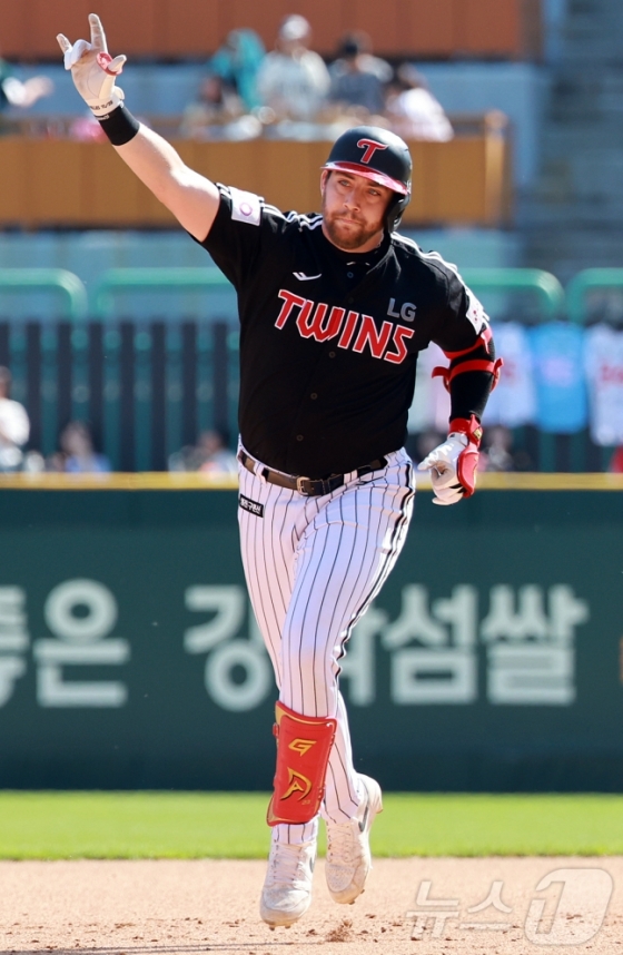 홈런을 때려내고 그라운드를 돌고 있는 오스틴. /사진=뉴스1