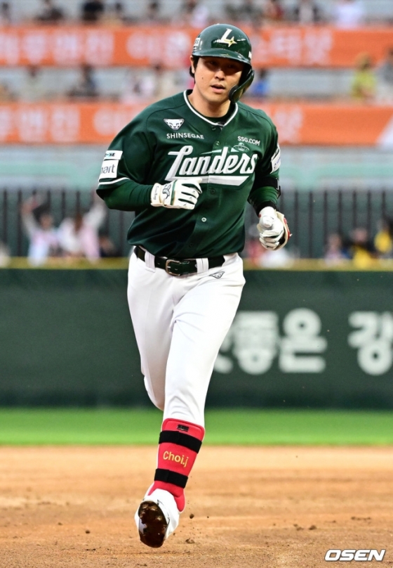 24일 LG를 상대로 홈런을 치고 그라운드를 돌고 있는 최정.