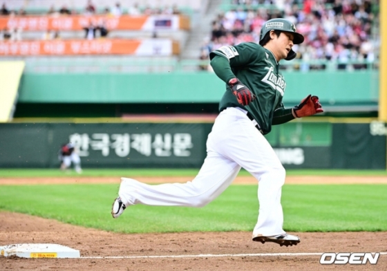 홈으로 질주하는 최정.