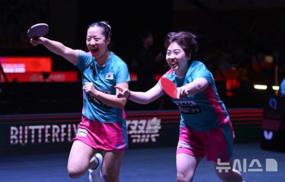 신유빈, 유한나가 22일(현지 시간) 카타르 도하 루사일 아레나에서 열린 2025 국제탁구연맹(ITTF) 세계선수권대회 여자복식 8강 일본 오도 사츠키, 요코이 사쿠라와 경기에서 승리한 뒤 기뻐하고 있다. /사진=뉴시스