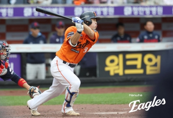 한화 문현빈이 25일 대전 롯데전에서 안타를 치고 있다. /사진=한화 이글스 제공