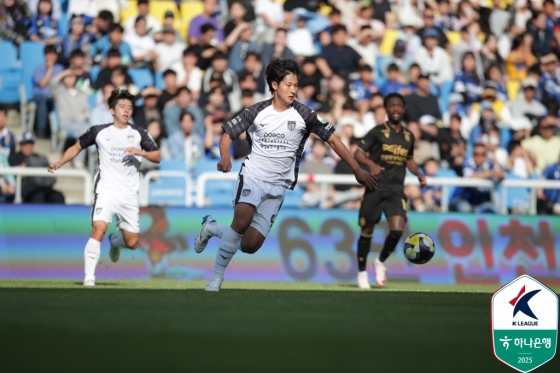 최정원이 드리블 질주하고 있다. /사진=한국프로축구연맹 제공