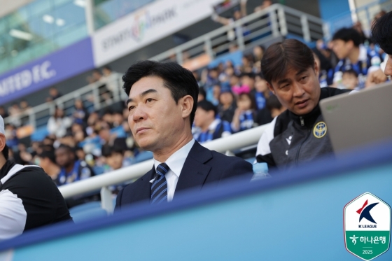 윤정환 감독이 25일 오후 4시30분 인천축구전용경기장에서 열린 인천 유나이티드 대 전남 드래곤즈의  &#039;하나은행 K리그2 2025&#039; 13라운드를 지켜보고 있다. /사진=한국프로축구연맹 제공