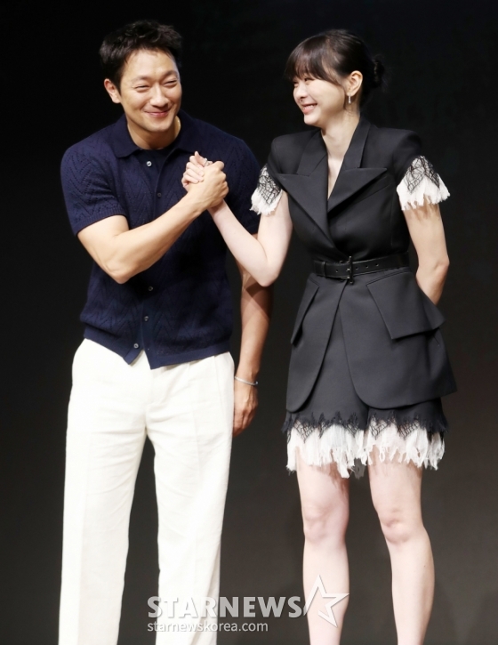배우 손석구, 김다미가 14일 오전 서울 종로구 JW메리어트 동대문에서 열린 디즈니+ 오리지널 시리즈 &#039;나인 퍼즐&#039; (감독 윤종빈) 제작발표회에 참석해 포즈를 취하고 있다. /2025.05.14 /사진=김휘선 hwijpg@