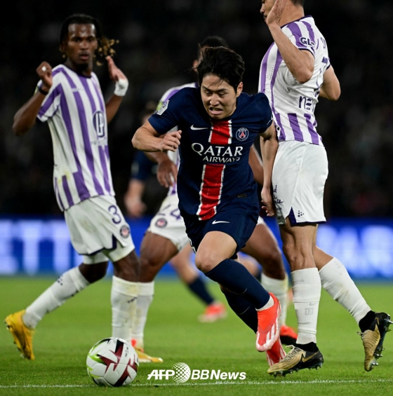 수비수들 사이를 돌파하고 있는 파리 생제르맹(PSG) 이강인. /AFPBBNews=뉴스1