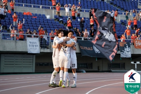 기뻐하는 강원FC. /사진=한국프로축구연맹 제공