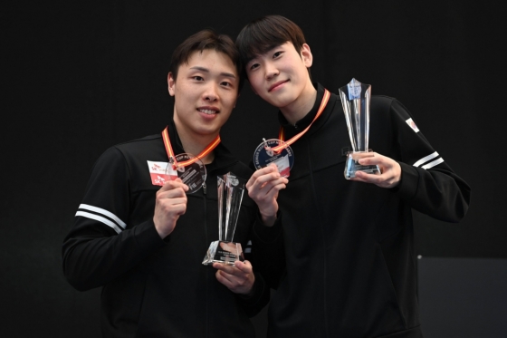 사이좋게 동메달을 획득한 도경동(왼쪽)과 박상원. /사진=국제펜싱연맹