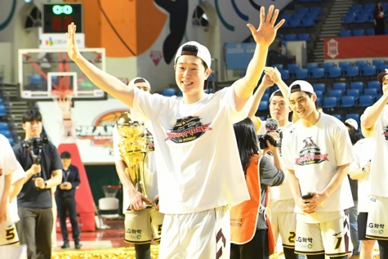 LG 한상혁이 챔피언결정전 우승 후 기뻐하고 있다. /사진=KBL 제공 