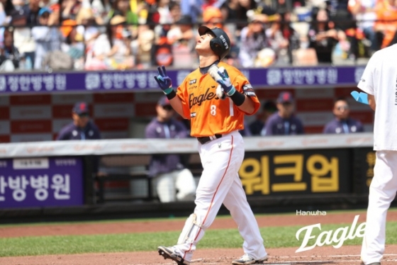 한화 노시환이 25일 대전 롯데전 1회말 3점 홈런을 터트리고 홈으로 들어오고 있다. /사진=한화 이글스 제공