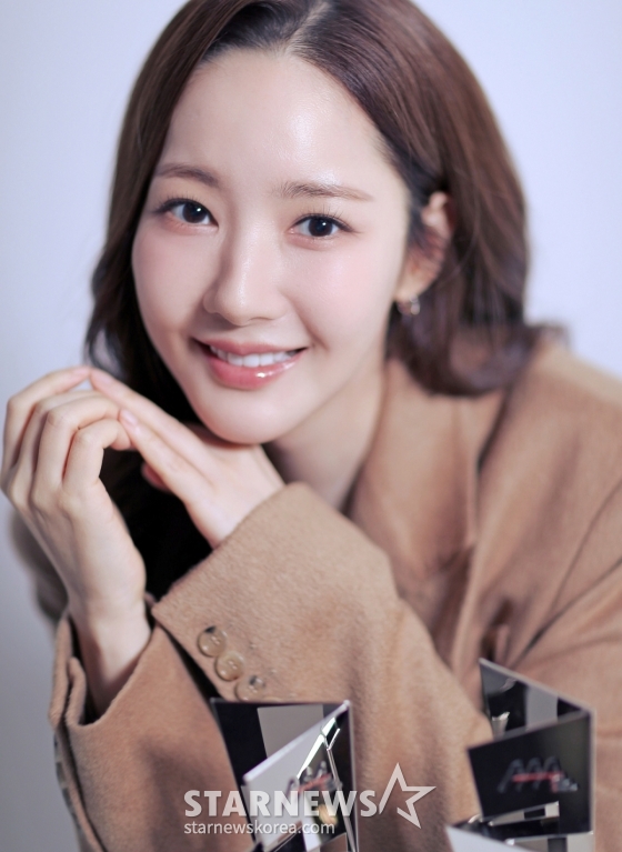 배우 박민영이 서울 종로구 스타뉴스 사옥에서 진행된 &#039;제9회 아시아 아티스트 어워즈&#039;(The 9th Asia Artist Awards, 이하 &#039;AAA 2024&#039;) 수상 인터뷰에 앞서 포즈를 취하고 있다.  박민영은 &#039;AAA 2024&#039;에서 &#039;베스트 아티스트상&#039;과 배우 부문 대상 &#039;올해의 여우주연상&#039;을 품에 안았다.  /사진=김창현 chmt@