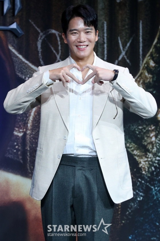 배우 하석진이 18일 오전 서울 중구 앰버서더 서울풀만호텔에서 진행된 넷플릭스 시리즈 &#039;데블스 플랜&#039; 제작발표회에 참석해 포즈를 취하고 있다.  &#039;데블스 플랜&#039;은  변호사, 의사, 과학 유튜버, 프로 게이머, 배우 등 다양한 직업군의 12명이 7일 동안 합숙하며 최고의 두뇌를 가리는 서바이벌 예능이다. 오는 26일 공개. 2023.09.18 /사진=김창현