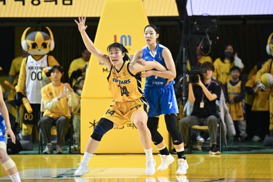 송윤하(왼쪽). /사진=WKBL  제공