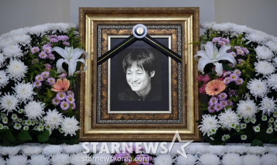 26일 오후 서울 중랑구 서울의료원 장례식장에 배우 이얼(58·이용덕)의 빈소가 마련돼 있다. 드라마 &#039;스토브리그&#039;, &#039;보이스4&#039; 등을 비롯해 스크린과 브라운관을 오가며 활약해온 배우 이얼은 식도암 투병 중 별세했다. /사진공동취재단