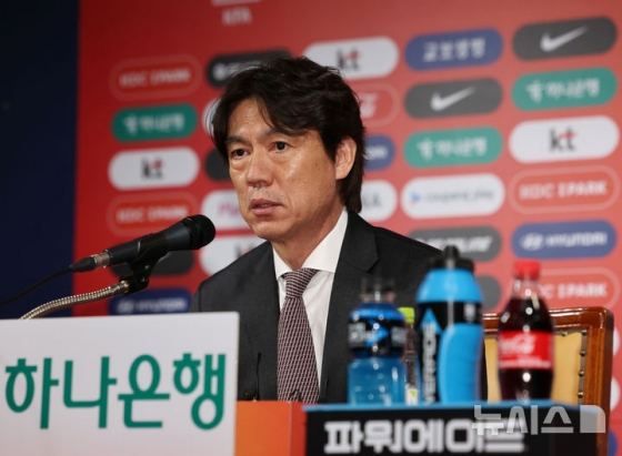 홍명보 한국 축구대표팀 감독이 26일 오전 11시 서울 종로구 축구회관에서 열린 &#039;2026 국제축구연맹(FIFA) 북중미 월드컵&#039; 아시아 3차 예선 B조 9, 10차전(이라크·쿠웨이트)에 나설 6월 A매치 국가대표 명단(26명) 발표 후 취재진 질문에 답하고 있다. /사진=뉴시스