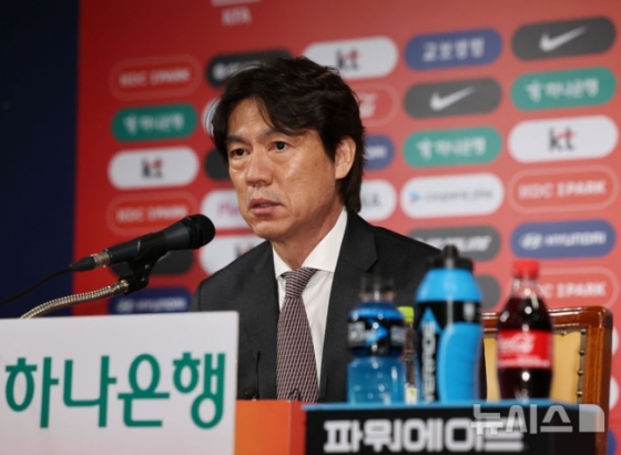 홍명보 한국 축구대표팀 감독이 26일 오전 11시 서울 종로구 축구회관에서 열린 &#039;2026 국제축구연맹(FIFA) 북중미 월드컵&#039; 아시아 3차 예선 B조 9, 10차전(이라크·쿠웨이트)에 나설 6월 A매치 국가대표 명단(26명) 발표 후 취재진 질문에 답하고 있다. /사진=뉴시스 