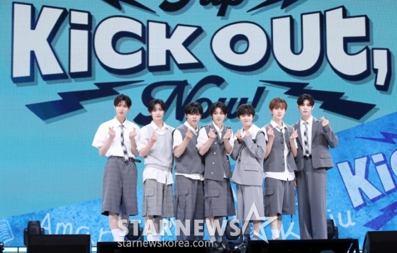 그룹 킥플립이 26일 서울 광진구 예스24라이브홀에서 진행된 미니 2집 앨범  &#039;Kick Out, Flip Now!(킥 아웃, 플립 나우!)&#039; 발매 기념 쇼케이스에서 포즈를 취하고 있다. /2025.05.26ㅋ /사진=김휘선 hwijpg@