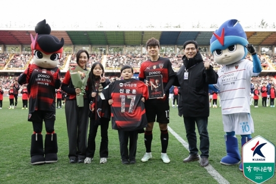 신광훈의 가족들이 K리그 400경기를 달성한 뒤 기념촬영을 하고 있다. /사진=한국프로축구연맹