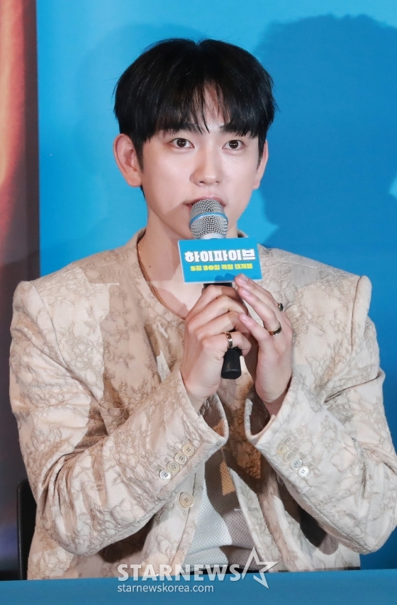 배우 박진영이 26일 오후 서울 CGV용산아이파크몰에서 진행된 영화 &#039;하이파이브&#039;(감독 강형철) 언론배급시사회 및 기자간담회에 참석해 질문에 답하고 있다.  장기이식으로 우연히 각기 다른 초능력을 얻게 된 다섯 명이 그들의 능력을 탐하는 자들과 만나 벌어지는 판타지, 코미디, 액션 영화 ‘하이파이브’는 오는 30일 개봉한다. /2025.05.26 /사진=이동훈 photoguy@