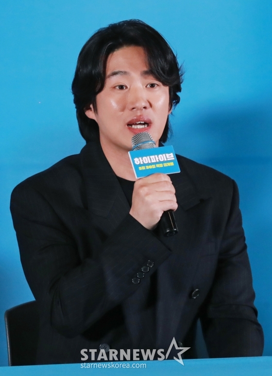 배우 안재홍이 26일 오후 서울 CGV용산아이파크몰에서 진행된 영화 &#039;하이파이브&#039;(감독 강형철) 언론배급시사회 및 기자간담회에 참석해 질문에 답하고 있다.  장기이식으로 우연히 각기 다른 초능력을 얻게 된 다섯 명이 그들의 능력을 탐하는 자들과 만나 벌어지는 판타지, 코미디, 액션 영화 ‘하이파이브’는 오는 30일 개봉한다. /2025.05.26 /사진=이동훈 photoguy@