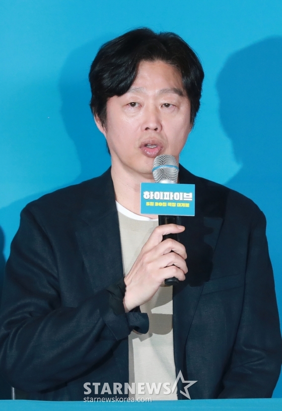 배우 김희원이 26일 오후 서울 CGV용산아이파크몰에서 진행된 영화 &#039;하이파이브&#039;(감독 강형철) 언론배급시사회 및 기자간담회에 참석해 질문에 답하고 있다.  장기이식으로 우연히 각기 다른 초능력을 얻게 된 다섯 명이 그들의 능력을 탐하는 자들과 만나 벌어지는 판타지, 코미디, 액션 영화 ‘하이파이브’는 오는 30일 개봉한다. /2025.05.26 /사진=이동훈 photoguy@