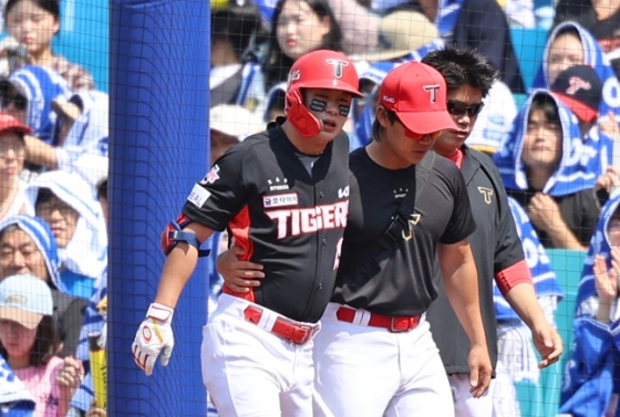트레이너의 부축을 받으며 더그아웃으로 향하고 있는 박정우(왼쪽). /사진=KIA 타이거즈