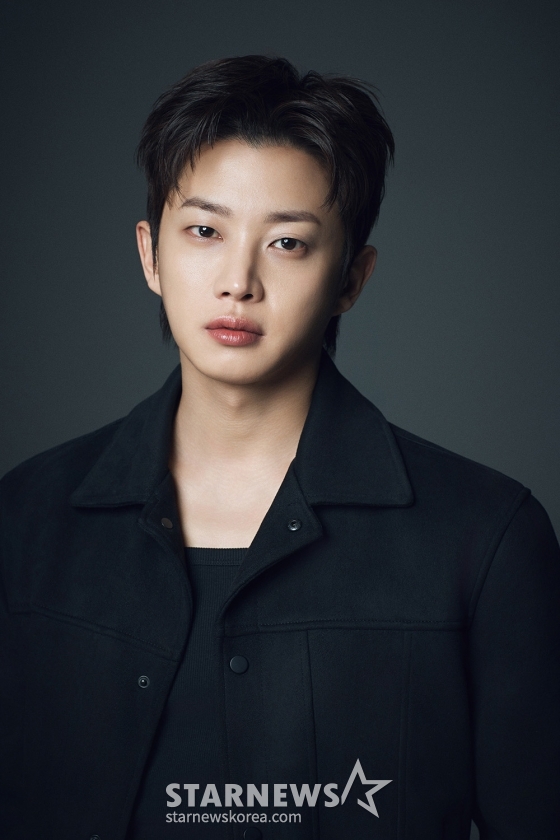 티빙 드라마 &#039;샤크 : 더 스톰&#039;의 배우 김민석이 27일 진행된 라운드 인터뷰를 위해 포즈를 취하고 있다. /사진제공=스프링컴퍼니 2025.05.27 /사진=김휘선 hwijpg@