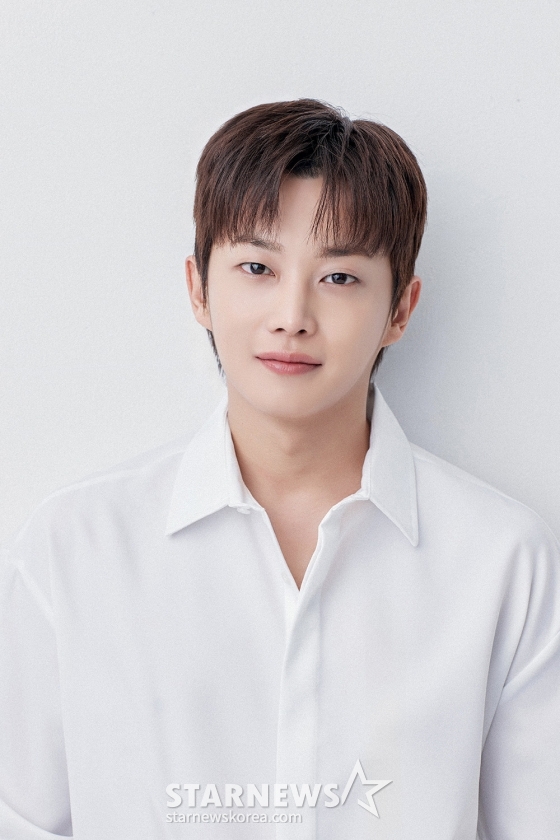 티빙 드라마 &#039;샤크 : 더 스톰&#039;의 배우 김민석이 27일 진행된 라운드 인터뷰를 위해 포즈를 취하고 있다. /사진제공=스프링컴퍼니 2025.05.27 /사진=김휘선 hwijpg@