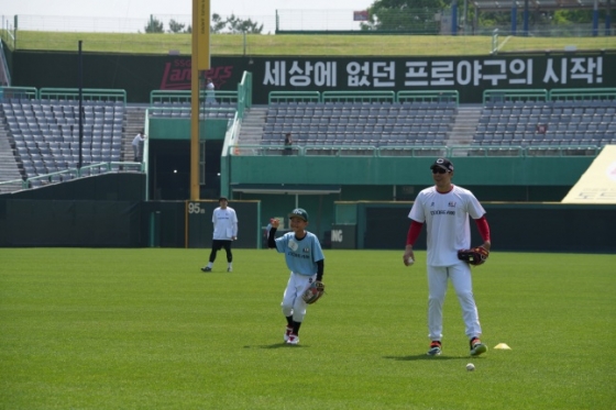 유소년 선수들이 SSG 선수들과 즐거운 시간을 보내고 있다. /사진=한국프로야구선수협회 제공