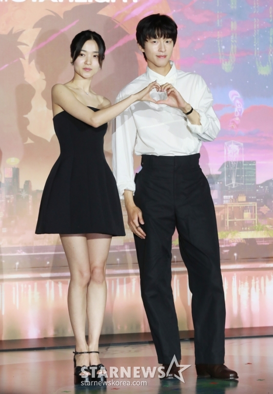 배우 김태리, 홍경이 27일 오후 서울 롯데시네마 건대입구점에서 진행된 넷플릭스 애니메이션 &#039;이 별에 필요한&#039; 기자간담회에 참석해 포즈를 취하고 있다.  2050년 서울, 화성 탐사를 꿈꾸는 우주인 난영과 뮤지션의 꿈을 접어둔 제이가 만나 꿈과 사랑을 향해 나아가는 로맨스 &#039;이 별에 필요한&#039;은 오는 30일에 공개된다. /2025.05.27 /사진=이동훈 photoguy@
