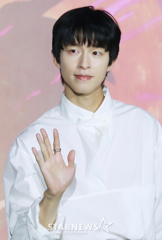배우 홍경이 27일 오후 서울 롯데시네마 건대입구점에서 진행된 넷플릭스 애니메이션 &#039;이 별에 필요한&#039; 기자간담회에 참석해 포즈를 취하고 있다.  2050년 서울, 화성 탐사를 꿈꾸는 우주인 난영과 뮤지션의 꿈을 접어둔 제이가 만나 꿈과 사랑을 향해 나아가는 로맨스 &#039;이 별에 필요한&#039;은 오는 30일에 공개된다. /2025.05.27 /사진=이동훈 photoguy@