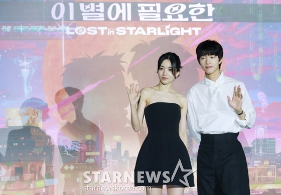 배우 김태리, 홍경이 27일 오후 서울 롯데시네마 건대입구점에서 진행된 넷플릭스 애니메이션 &#039;이 별에 필요한&#039; 기자간담회에 참석해 포즈를 취하고 있다.  2050년 서울, 화성 탐사를 꿈꾸는 우주인 난영과 뮤지션의 꿈을 접어둔 제이가 만나 꿈과 사랑을 향해 나아가는 로맨스 &#039;이 별에 필요한&#039;은 오는 30일에 공개된다. /2025.05.27 /사진=이동훈 photoguy@