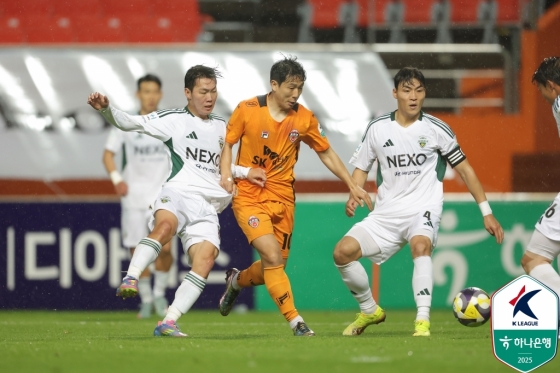 남태희(가운데). /사진=한국프로축구연맹 제공