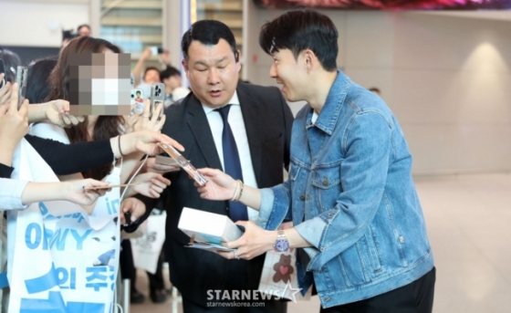 팬들과 인사하는 손흥민(오른쪽). /사진=임성균 기자
