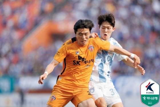 장민규(왼쪽0와 윤재석이 몸싸움을 벌이고 있다. /사진=한국프로축구연맹 제공