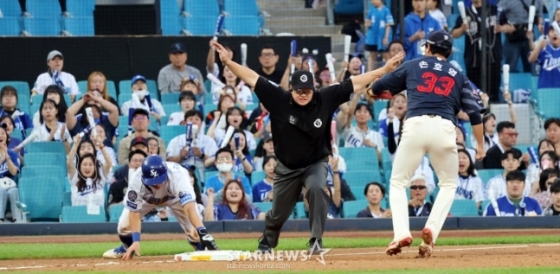 삼성 김지찬이 27일 대구 롯데전에서 2회 3루 도루에 성공하고 있다. /사진=강영조 선임기자 