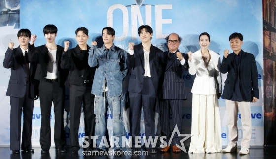 배우 이정하, 김도완, 유희제, 육준서, 임성균, 김상호, 김주령, 이성태 감독이 28일 서울 광진구 롯데시네마 건대입구에서 진행된 드라마 &#039;ONE : 하이스쿨 히어로즈&#039; 제작발표회에 참석해 포즈를 취하고 있다. /2025.05.28 /사진=김휘선 hwijpg@