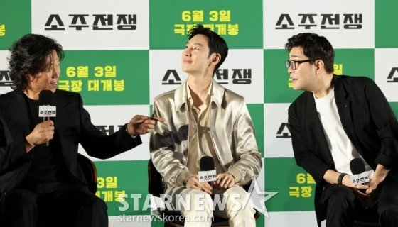 (서울=뉴스1) 권현진 기자 = 배우 유해진(왼쪽)이 24일 오전 서울 강남구 삼성동 메가박스 코엑스점에서 열린 영화 &#039;소주전쟁&#039; 제작보고회에 참석해 &quot;이제훈의 콧날은 오똑하고 손현주의 코는 뭉뚝하다&quot;라고 말하고 있다.  영화 ‘소주전쟁’은 1997년 IMF 외환위기, 소주 회사가 곧 인생인 재무이사 종록과 오로지 성과만 추구하는 글로벌 투자사 직원 인범이 대한민국 국민 소주의 운명을 걸고 맞서는 이야기를 그린다. 2025.4.24/뉴스1  Copyright (C) 뉴스1. All rights reserved. 무단 전재 및 재배포,  AI학습 이용 금지. /사진=(서울=뉴스1) 권현진 기자