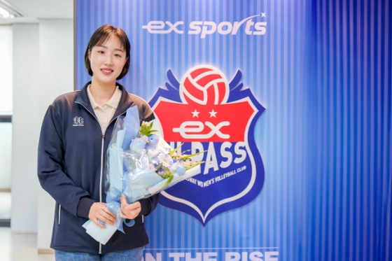 황연주가 28일 한국도로공사와 계약을 맺고 기념촬영을 하고 있다. /사진=김천 한국도로공사 제공