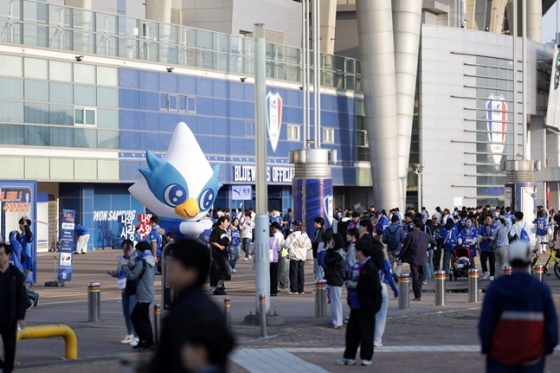 수원월드컵경기장 광장. /사진=한국프로축구연맹